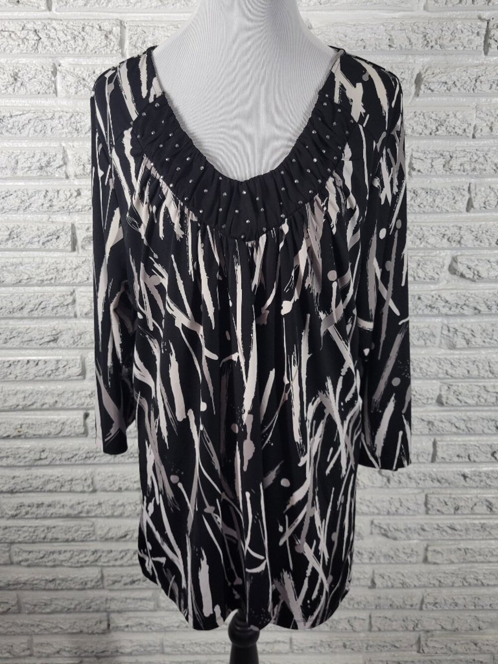 Fashion Bug 1X Blouse Black Gray Watercolor V-Neck Studded Accent Plus WAT51E